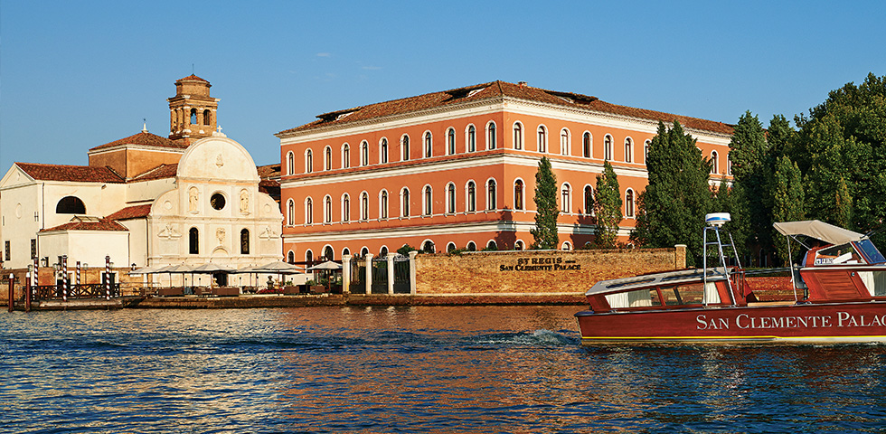 Venedik Bienali atmosferi St. Regis Venice San Clemente Palace’ın büyülü bahçelerinde
