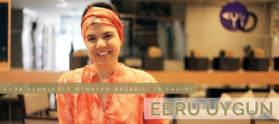 SUDA RENKLERLE OYNAYAN  BAŞARILI İŞ KADINI  EBRU UYGUN