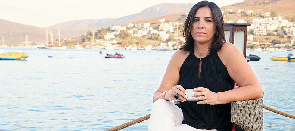 SANATI TATİLE TAŞIYAN  TOPRAK SANAT GALERİSİ’NİN SAHİBİ AYFER TOPRAK KARAVAN