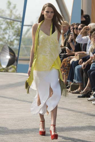 RENK BLOKLARI BAŞROLDE JONATHAN SAUNDERS