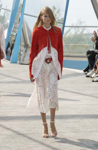 RENK BLOKLARI BAŞROLDE JONATHAN SAUNDERS