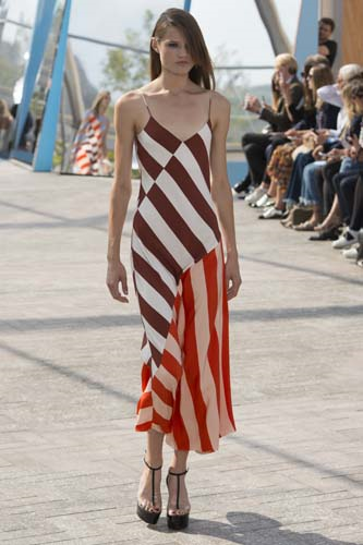 RENK BLOKLARI BAŞROLDE JONATHAN SAUNDERS