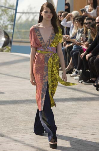 RENK BLOKLARI BAŞROLDE JONATHAN SAUNDERS