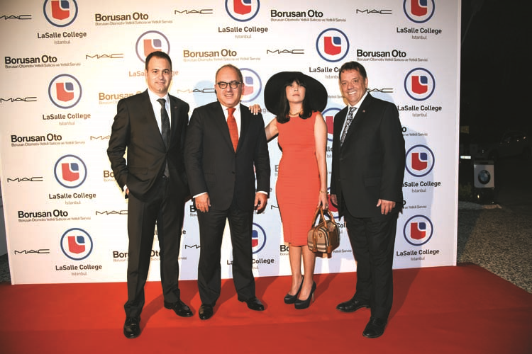 BORUSAN OTO İSTİNYE’DE LASALLE COLLEGE DEFİLESİ 