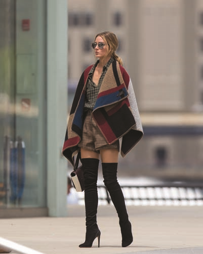 UZUN ÇİZMELERLE HAVALI ADIMLAR