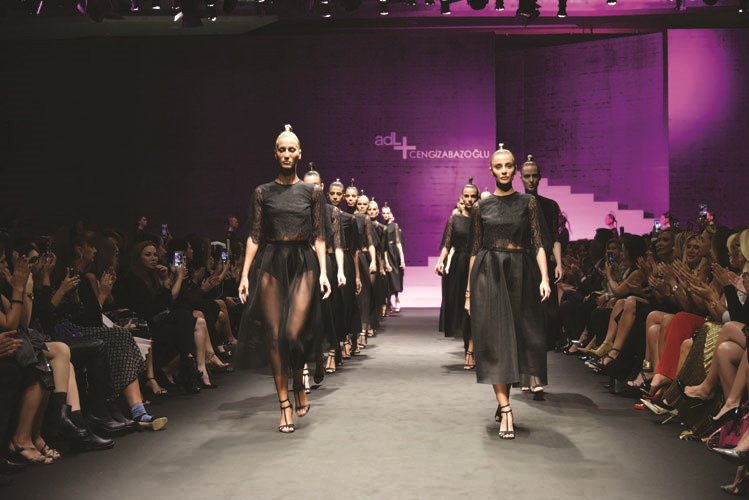 CENGİZ ABAZOĞLU’DAN SONSUZ SEVGİ KOLEKSİYONU 