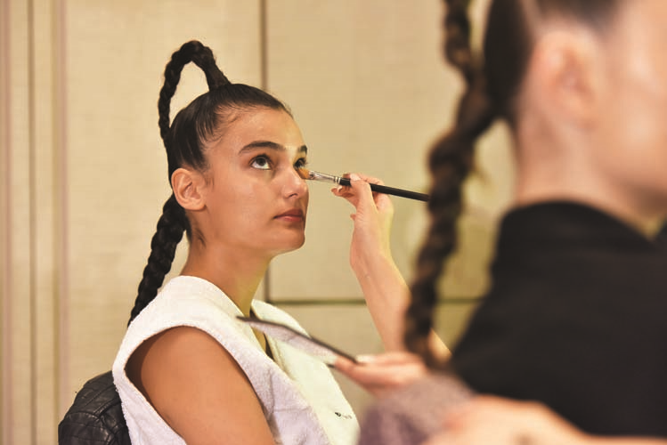 DEFİLE ÖNCESİ KULİS HEYECANI