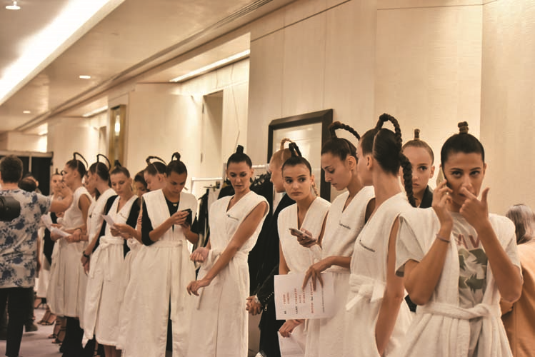 DEFİLE ÖNCESİ KULİS HEYECANI