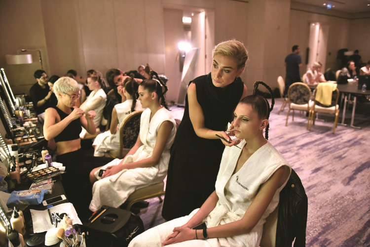 DEFİLE ÖNCESİ KULİS HEYECANI