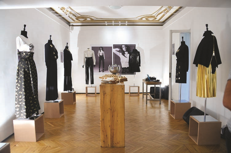 MODAYA KLEOPATRA’NIN  ENERJİK  DOKUNUŞU   