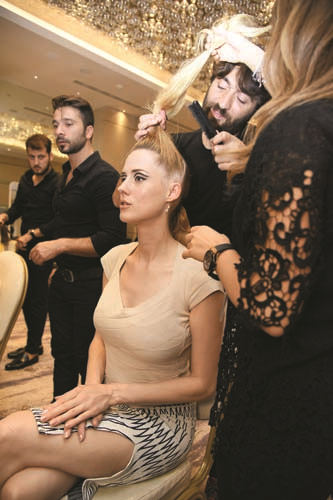 DEFİLE ÖNCESİ KULİS HEYECANI