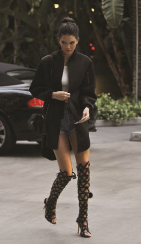 KENDALL JENNER  HER ORTAMDA HAVALI GÖZÜKMEYİ BAŞARIYOR