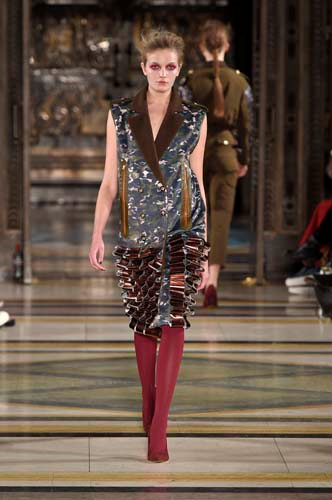 KORELİ TASARIMCI SOOJIN LEE SON  KOLEKSİYONUNDA  MİLİTER DETAYLARA  YER VERDİ