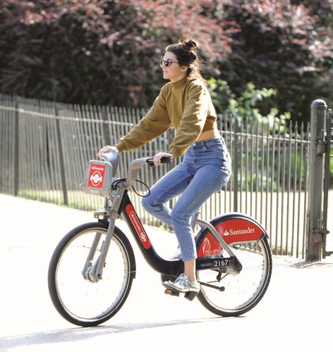 KENDALL JENNER  HER ORTAMDA HAVALI GÖZÜKMEYİ BAŞARIYOR