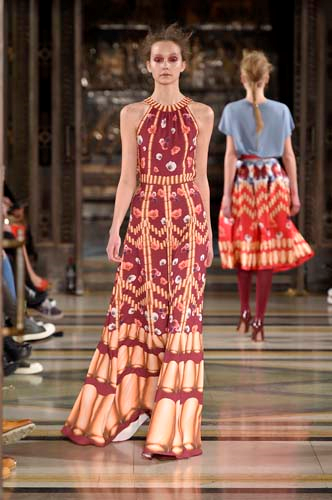 KORELİ TASARIMCI SOOJIN LEE SON  KOLEKSİYONUNDA  MİLİTER DETAYLARA  YER VERDİ