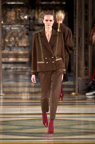 KORELİ TASARIMCI SOOJIN LEE SON  KOLEKSİYONUNDA  MİLİTER DETAYLARA  YER VERDİ