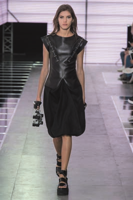 PARİS MODA HAFTASINDA TASARIMCILARIN RENKLİ DÜNYALARINA YOLCULUK