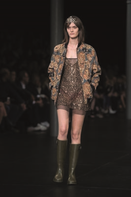 PARİS MODA HAFTASINDA TASARIMCILARIN RENKLİ DÜNYALARINA YOLCULUK