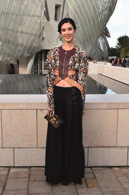 PARİS MODA HAFTASINDA TASARIMCILARIN RENKLİ DÜNYALARINA YOLCULUK