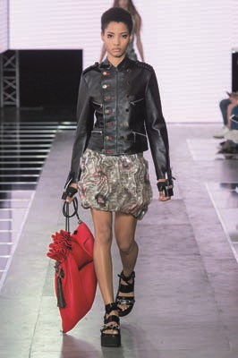 PARİS MODA HAFTASINDA TASARIMCILARIN RENKLİ DÜNYALARINA YOLCULUK