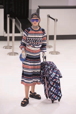 PARİS MODA HAFTASINDA TASARIMCILARIN RENKLİ DÜNYALARINA YOLCULUK