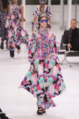 PARİS MODA HAFTASINDA TASARIMCILARIN RENKLİ DÜNYALARINA YOLCULUK