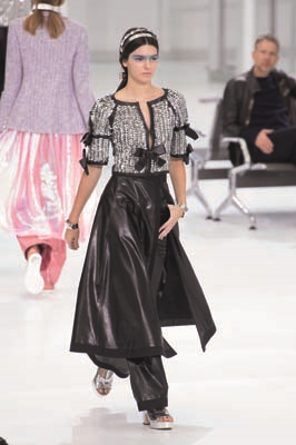 PARİS MODA HAFTASINDA TASARIMCILARIN RENKLİ DÜNYALARINA YOLCULUK