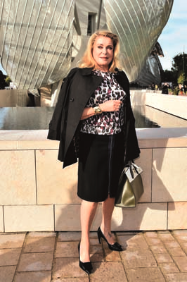 PARİS MODA HAFTASINDA TASARIMCILARIN RENKLİ DÜNYALARINA YOLCULUK