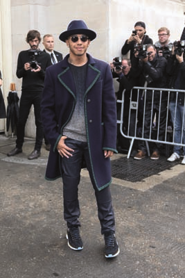 PARİS MODA HAFTASINDA TASARIMCILARIN RENKLİ DÜNYALARINA YOLCULUK