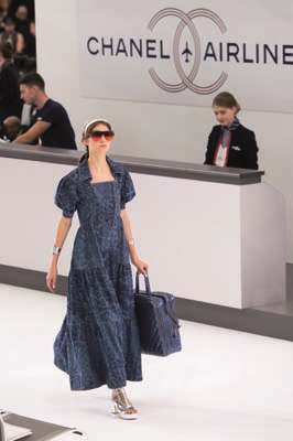 PARİS MODA HAFTASINDA TASARIMCILARIN RENKLİ DÜNYALARINA YOLCULUK