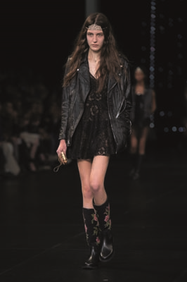 PARİS MODA HAFTASINDA TASARIMCILARIN RENKLİ DÜNYALARINA YOLCULUK