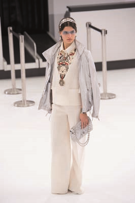 PARİS MODA HAFTASINDA TASARIMCILARIN RENKLİ DÜNYALARINA YOLCULUK