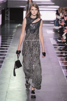 PARİS MODA HAFTASINDA TASARIMCILARIN RENKLİ DÜNYALARINA YOLCULUK