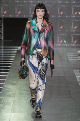 PARİS MODA HAFTASINDA TASARIMCILARIN RENKLİ DÜNYALARINA YOLCULUK