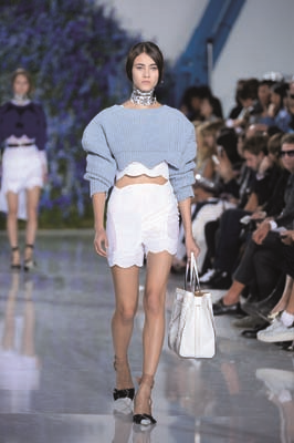 PARİS MODA HAFTASINDA TASARIMCILARIN RENKLİ DÜNYALARINA YOLCULUK