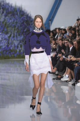 PARİS MODA HAFTASINDA TASARIMCILARIN RENKLİ DÜNYALARINA YOLCULUK