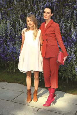 PARİS MODA HAFTASINDA TASARIMCILARIN RENKLİ DÜNYALARINA YOLCULUK