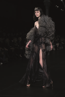 PARİS MODA HAFTASINDA TASARIMCILARIN RENKLİ DÜNYALARINA YOLCULUK