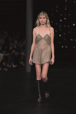 PARİS MODA HAFTASINDA TASARIMCILARIN RENKLİ DÜNYALARINA YOLCULUK