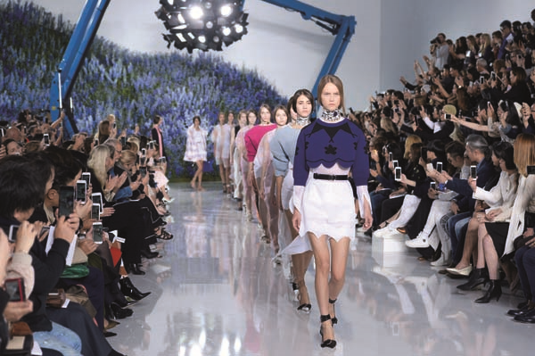 PARİS MODA HAFTASINDA TASARIMCILARIN RENKLİ DÜNYALARINA YOLCULUK