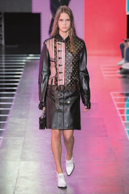 PARİS MODA HAFTASINDA TASARIMCILARIN RENKLİ DÜNYALARINA YOLCULUK