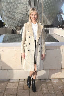 PARİS MODA HAFTASINDA TASARIMCILARIN RENKLİ DÜNYALARINA YOLCULUK