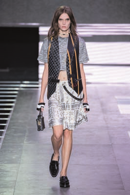 PARİS MODA HAFTASINDA TASARIMCILARIN RENKLİ DÜNYALARINA YOLCULUK