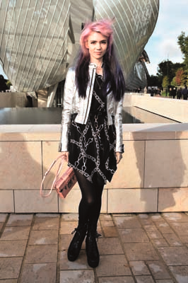 PARİS MODA HAFTASINDA TASARIMCILARIN RENKLİ DÜNYALARINA YOLCULUK