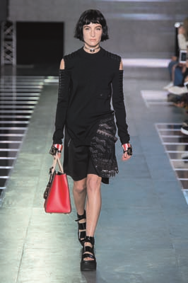 PARİS MODA HAFTASINDA TASARIMCILARIN RENKLİ DÜNYALARINA YOLCULUK