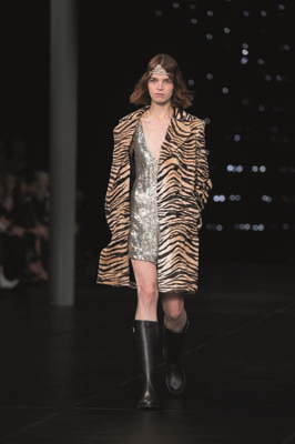 PARİS MODA HAFTASINDA TASARIMCILARIN RENKLİ DÜNYALARINA YOLCULUK