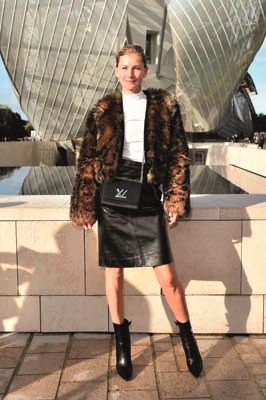 PARİS MODA HAFTASINDA TASARIMCILARIN RENKLİ DÜNYALARINA YOLCULUK