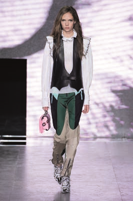 PARİS MODA HAFTASINDA TASARIMCILARIN RENKLİ DÜNYALARINA YOLCULUK