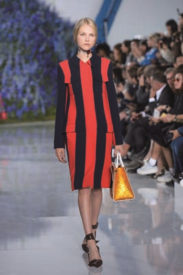 PARİS MODA HAFTASINDA TASARIMCILARIN RENKLİ DÜNYALARINA YOLCULUK