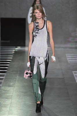 PARİS MODA HAFTASINDA TASARIMCILARIN RENKLİ DÜNYALARINA YOLCULUK